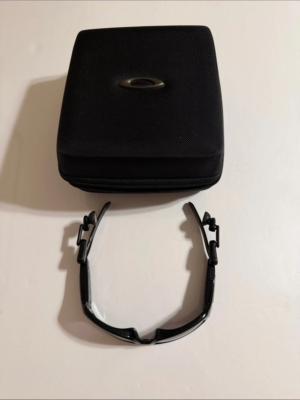 Oakley THUMP Earphones Sunglasses 2GB with Protective Storage Case. Singapore
